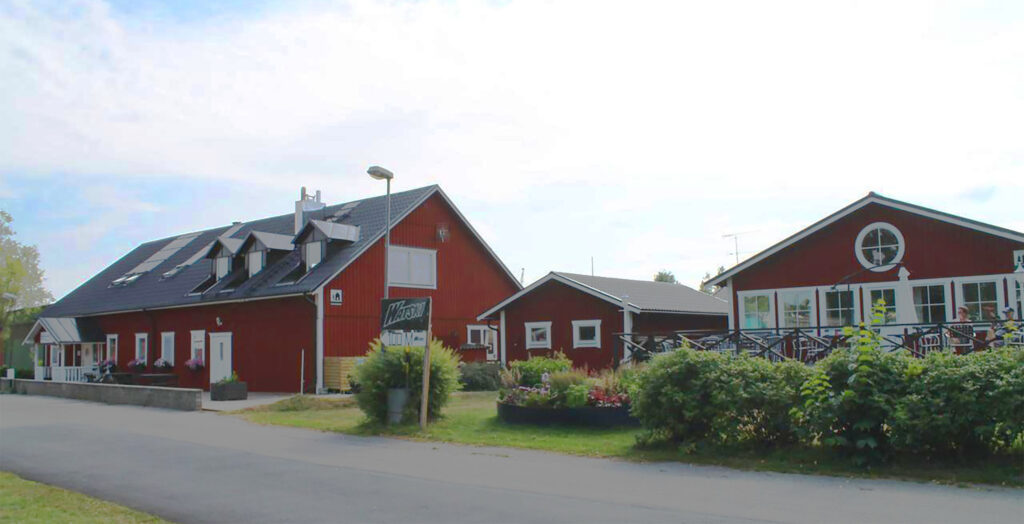Trosa Vandrarhems röda hus en sommardag