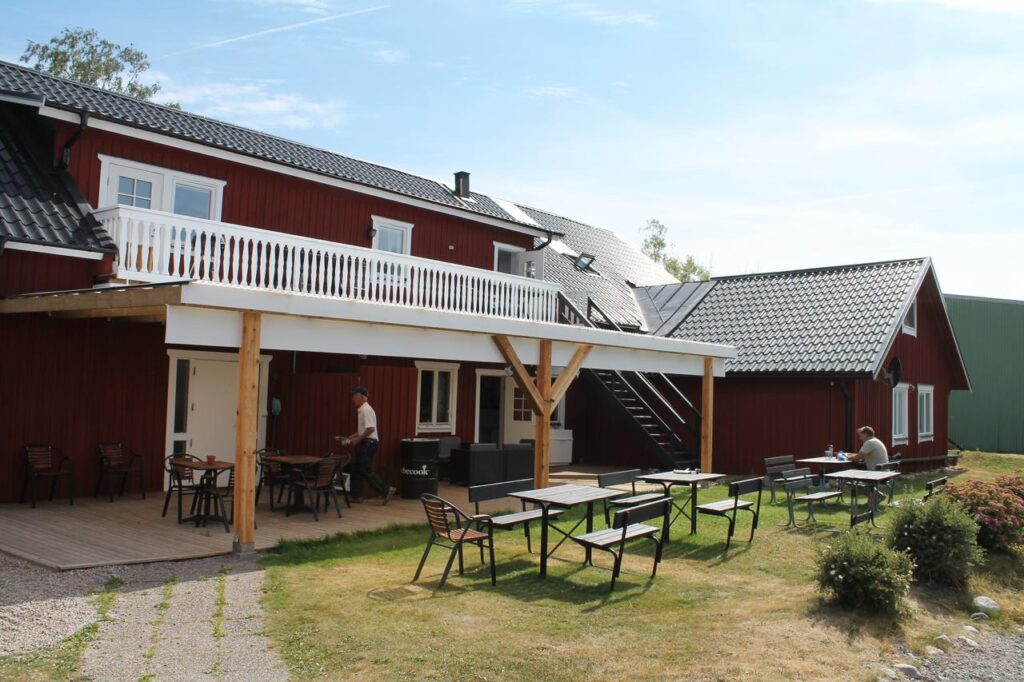 Uteplats med bord och stolar